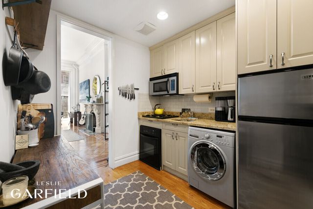 27 W 9TH Street, New York City, NY 10011