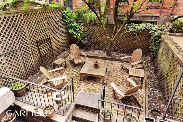 27 W 9TH Street, New York City, NY 10011