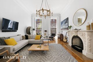 27 W 9TH Street, New York City, NY 10011