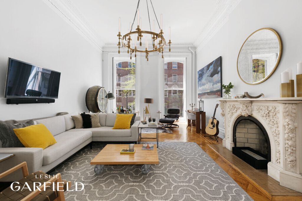 27 W 9TH Street, New York City, NY 10011