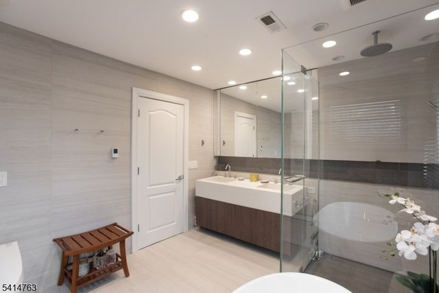 2 Ridge Rd, Green Brook Twp., NJ 08812