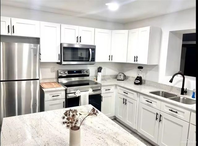 726 W Kelly Avenue, Pharr, TX 78577