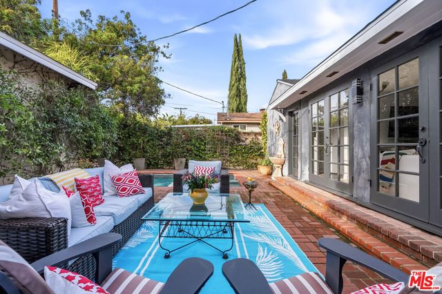 5401 Columbus Avenue, Sherman Oaks, CA 91411