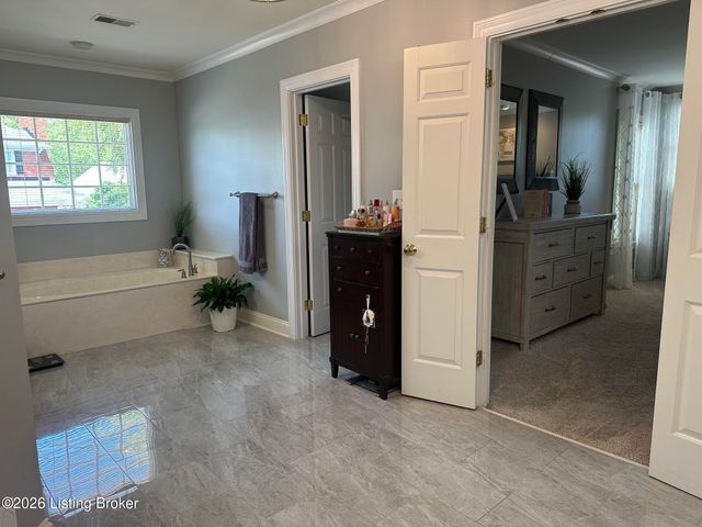 211 Pepperbush Rd, Louisville, KY 40207