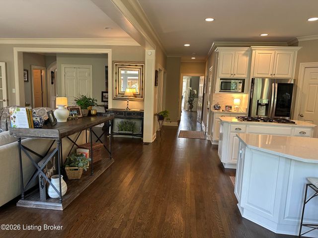 211 Pepperbush Rd, Louisville, KY 40207