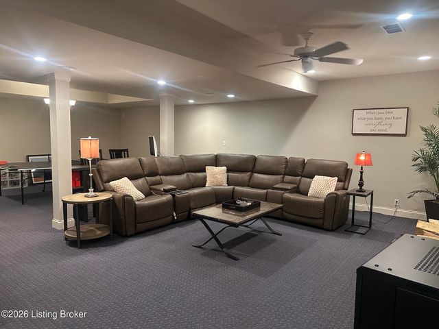 211 Pepperbush Rd, Louisville, KY 40207