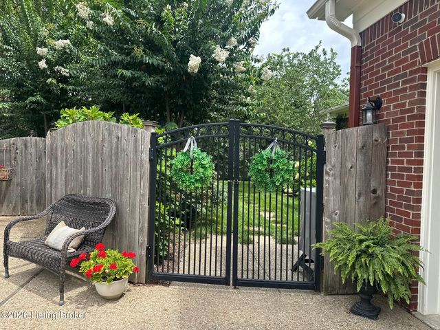 211 Pepperbush Rd, Louisville, KY 40207