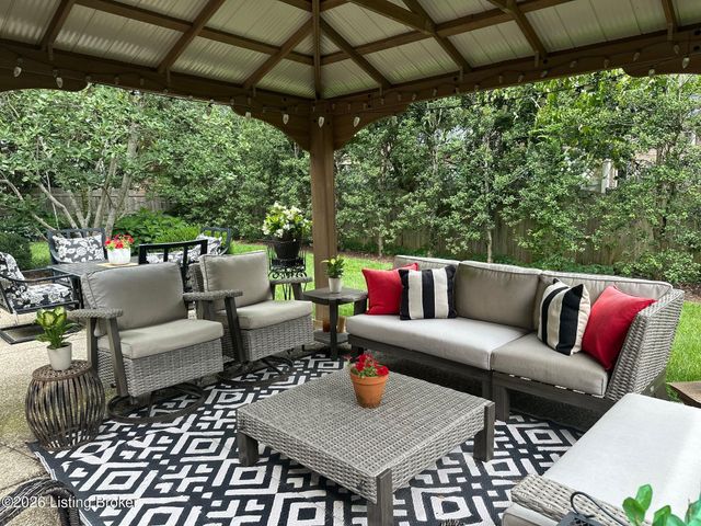 211 Pepperbush Rd, Louisville, KY 40207