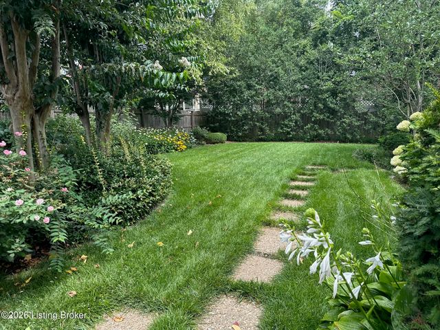 211 Pepperbush Rd, Louisville, KY 40207
