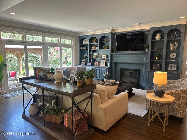 211 Pepperbush Rd, Louisville, KY 40207
