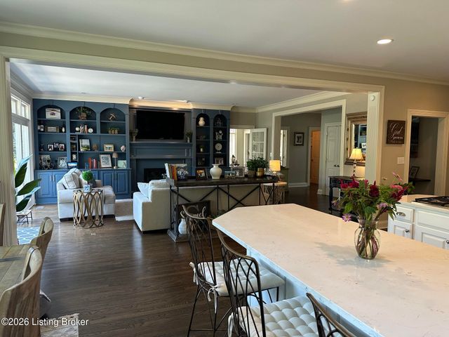 211 Pepperbush Rd, Louisville, KY 40207