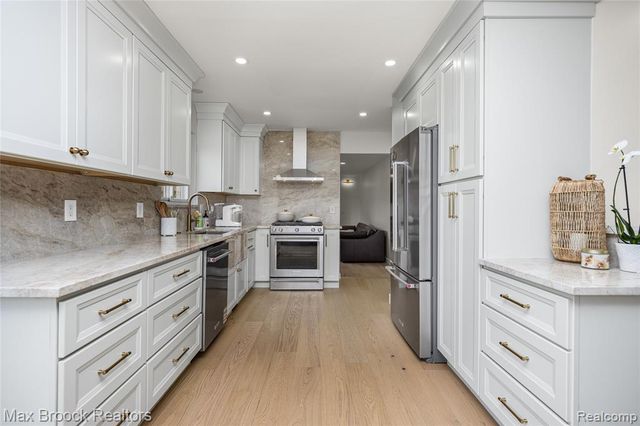 2000 Matthew Street, Commerce Twp, MI 48390