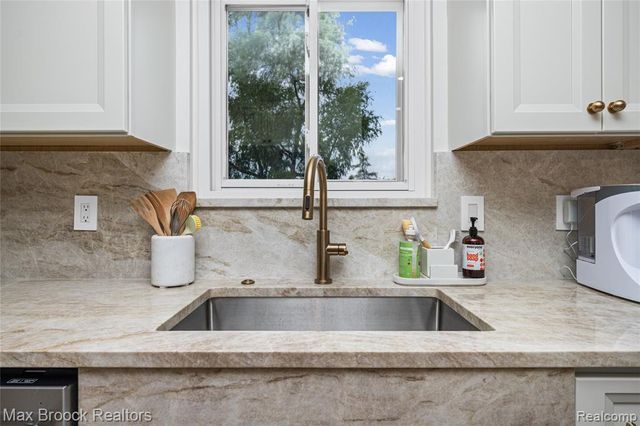 2000 Matthew Street, Commerce Twp, MI 48390