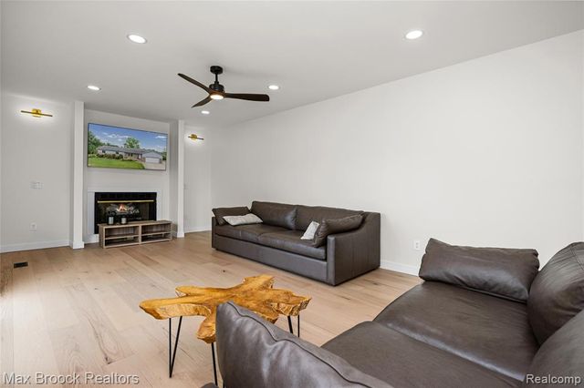 2000 Matthew Street, Commerce Twp, MI 48390