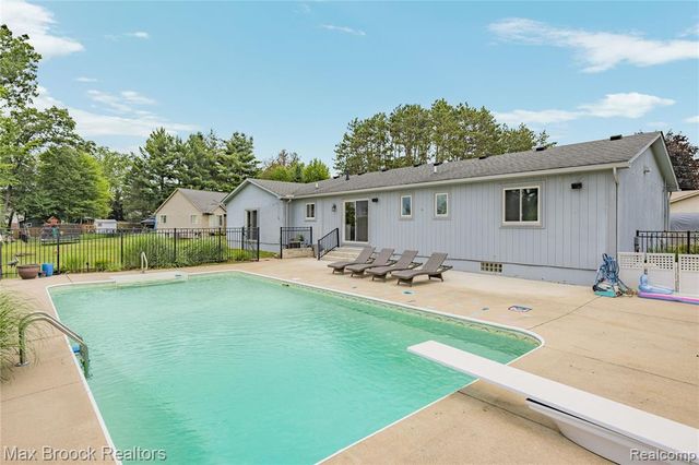 2000 Matthew Street, Commerce Twp, MI 48390