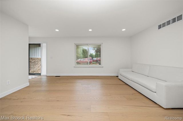2000 Matthew Street, Commerce Twp, MI 48390