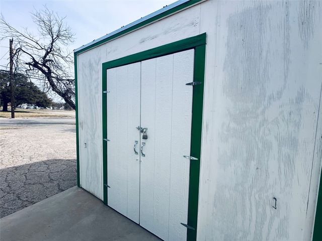 506 W Grand Avenue, Comanche, TX 76442