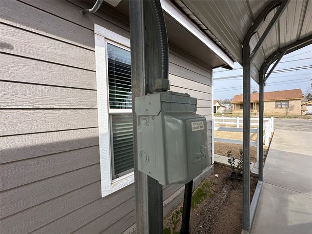 506 W Grand Avenue, Comanche, TX 76442