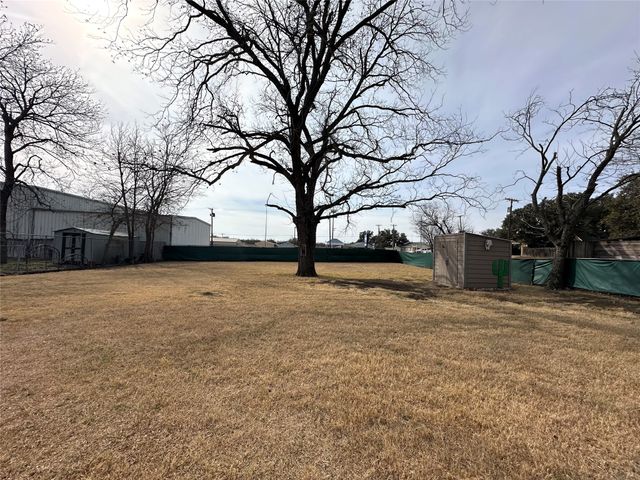 506 W Grand Avenue, Comanche, TX 76442