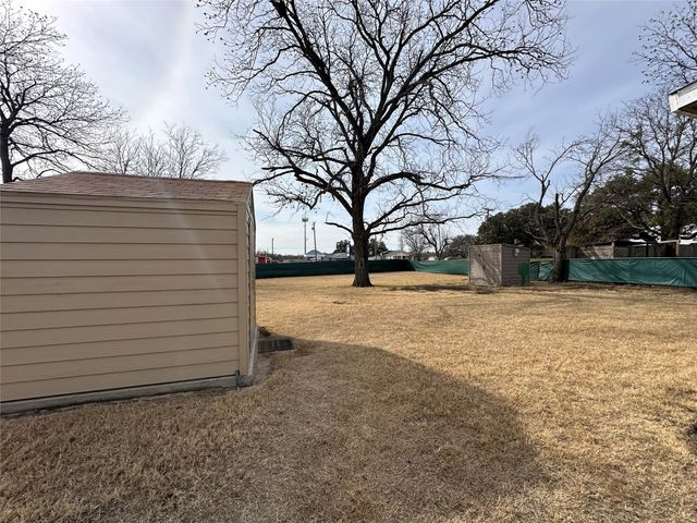 506 W Grand Avenue, Comanche, TX 76442