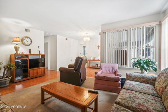 33 Appleby Place, Manchester, NJ 08759