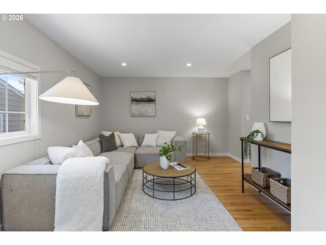 2140 Sw KNOLLCREST Dr, Portland, OR 97225