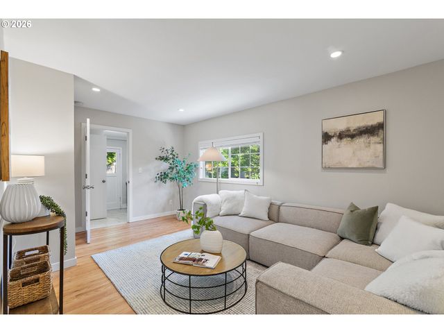 2140 Sw KNOLLCREST Dr, Portland, OR 97225
