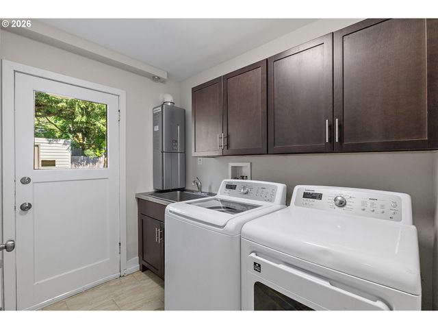 2140 Sw KNOLLCREST Dr, Portland, OR 97225