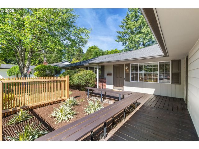 2140 Sw KNOLLCREST Dr, Portland, OR 97225