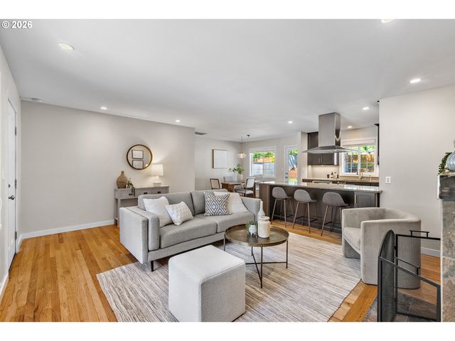 2140 Sw KNOLLCREST Dr, Portland, OR 97225