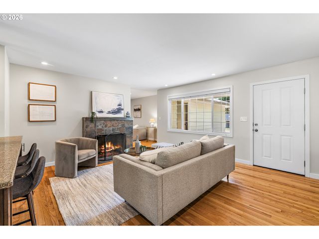 2140 Sw KNOLLCREST Dr, Portland, OR 97225