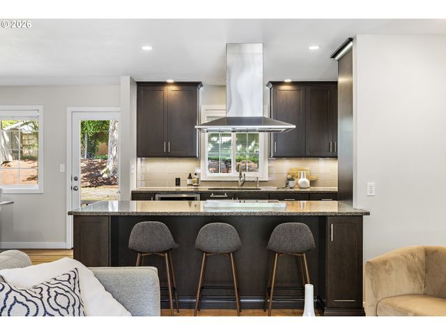 2140 Sw KNOLLCREST Dr, Portland, OR 97225