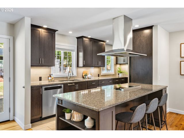 2140 Sw KNOLLCREST Dr, Portland, OR 97225
