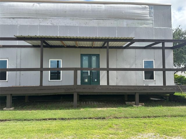 860 Wade Street, Clute, TX 77531