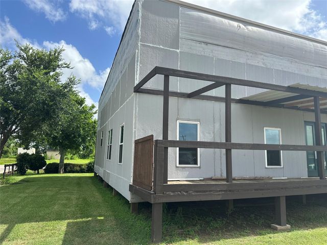 860 Wade Street, Clute, TX 77531