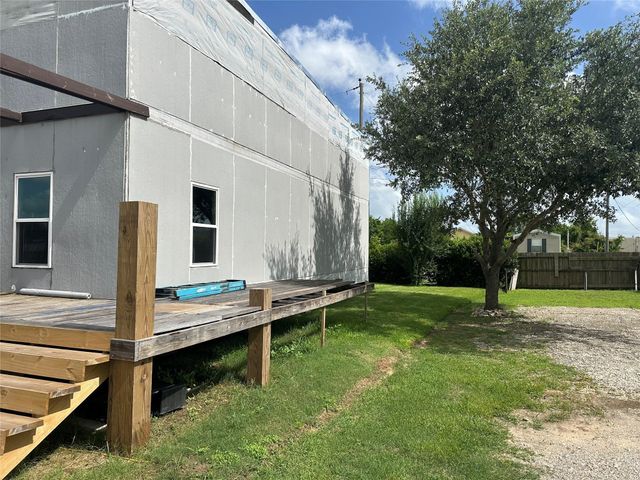 860 Wade Street, Clute, TX 77531