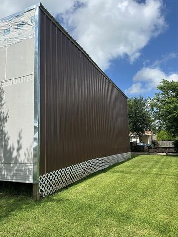 860 Wade Street, Clute, TX 77531