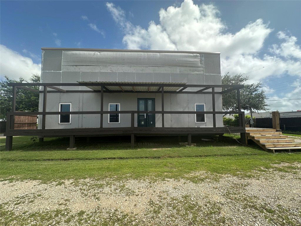 860 Wade Street, Clute, TX 77531