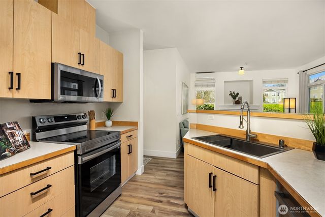 566 241st Lane SE, Sammamish, WA 98074