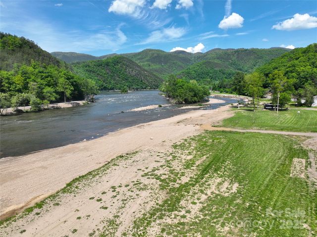 150 Easy Street, Hot Springs, NC 28743
