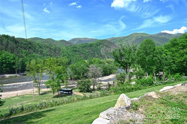150 Easy Street, Hot Springs, NC 28743