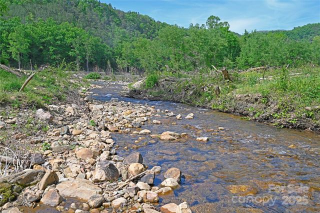 150 Easy Street, Hot Springs, NC 28743