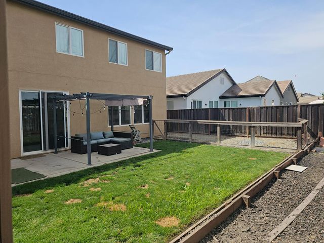 1351 Leighton Grove Dr, Plumas Lake, CA 95961