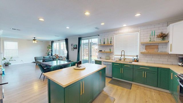 1351 Leighton Grove Dr, Plumas Lake, CA 95961