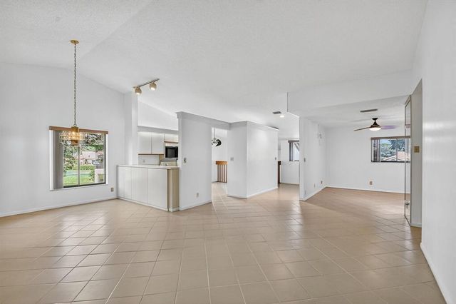 10631 OCEAN PALM Way 202, Boynton Beach, FL 33437
