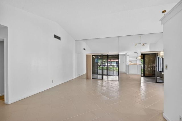 10631 OCEAN PALM Way 202, Boynton Beach, FL 33437