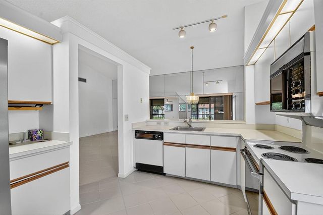 10631 OCEAN PALM Way 202, Boynton Beach, FL 33437