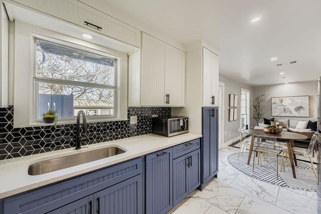 7004 E Meadow Bend DR, Austin, TX 78724