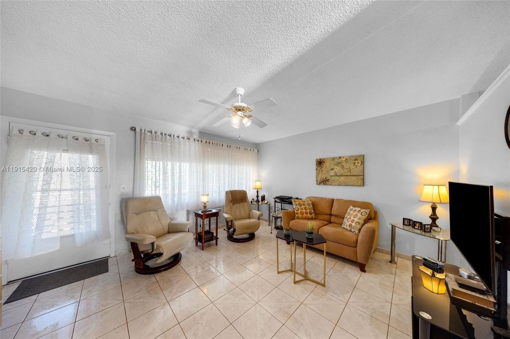 900 SW 10th Ter 14S, Hallandale Beach, FL 33009