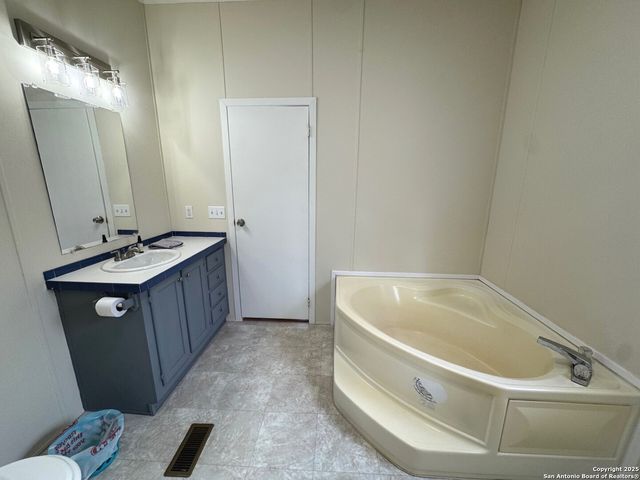 2491 Broad Oak, Bandera, TX 78003